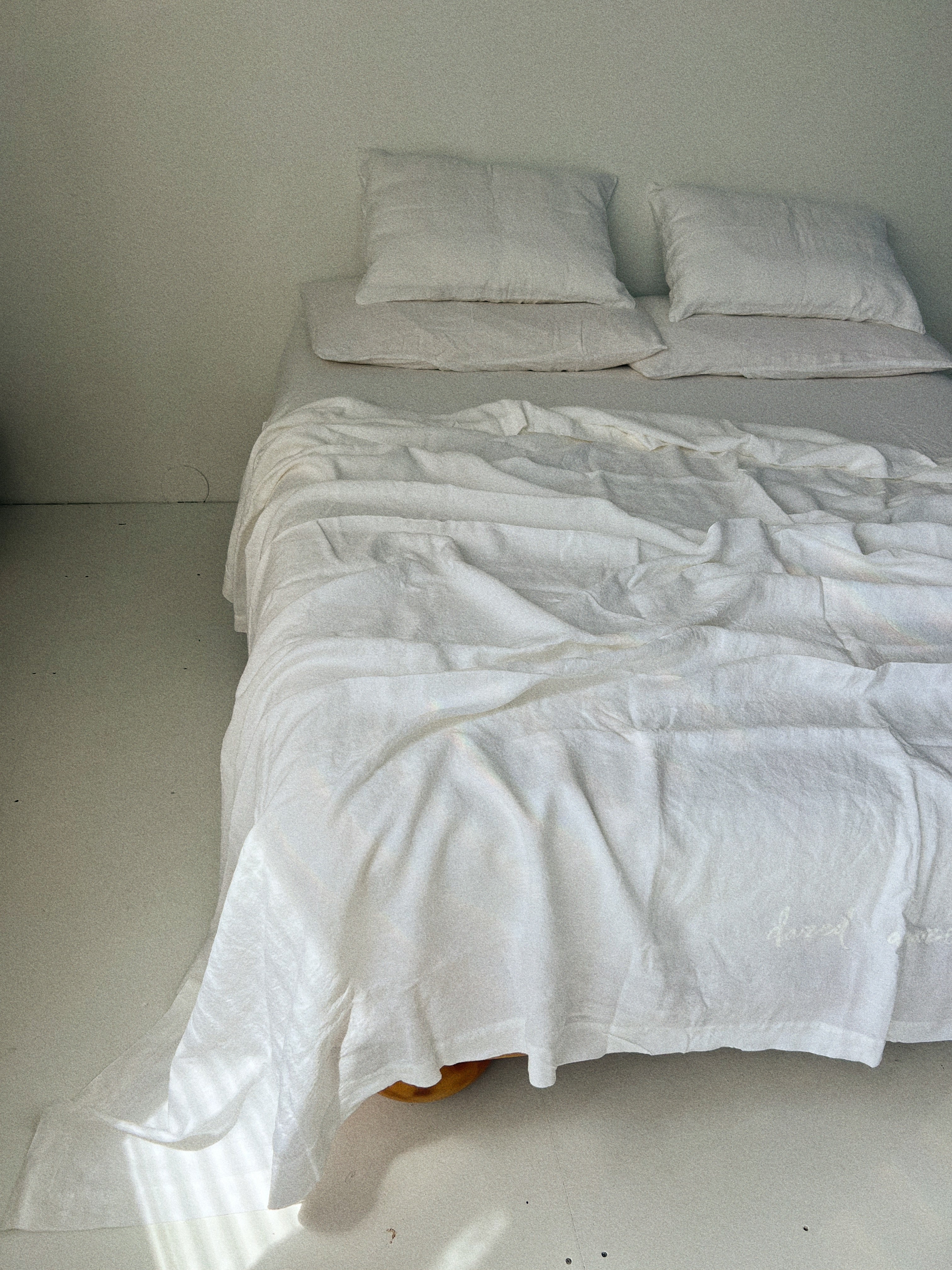 bed cover sheet / flate sheet. white linen