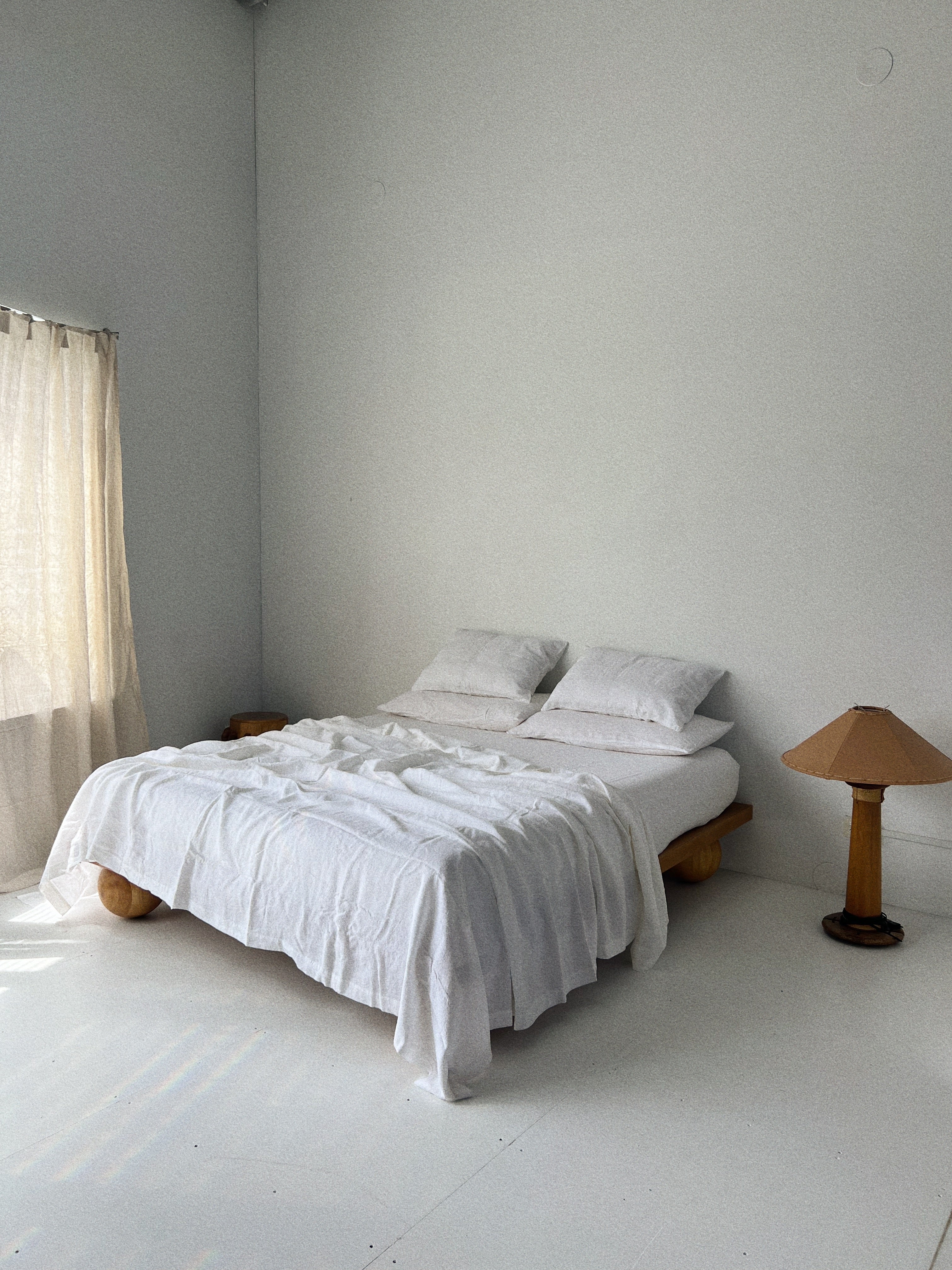 bed cover sheet / flate sheet. white linen